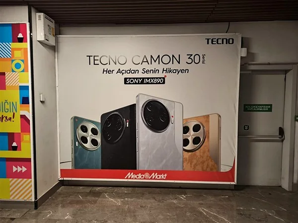 Showroom duvarında büyük lightbox uygulaması
